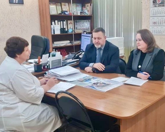 Посещение районной больницы и центра социальной помощи семье и детям 